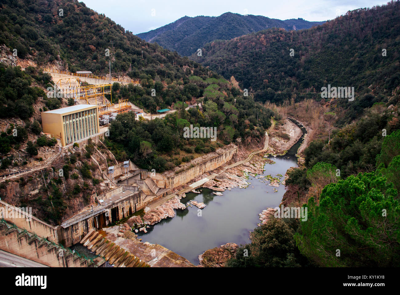 Ein Blick auf die Staumauer der Stausee Sau, die in der Ter River, in der Provinz von Girona, Katalonien, Spanien Stockfoto