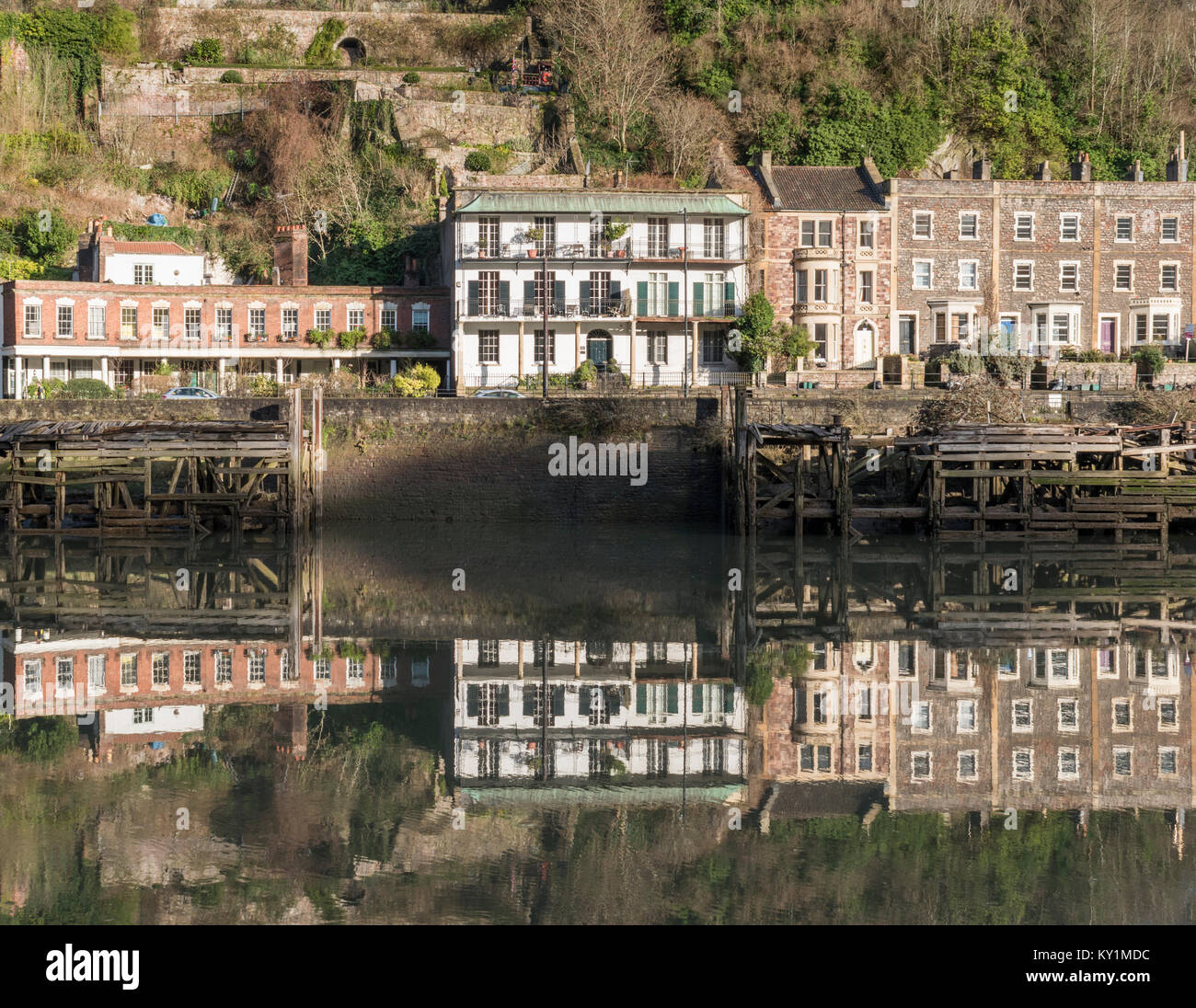 Die georgischen Reihenhäuser von hotwells Rd in Bristol, in den Fluss Avon bei Flut wider. Stockfoto