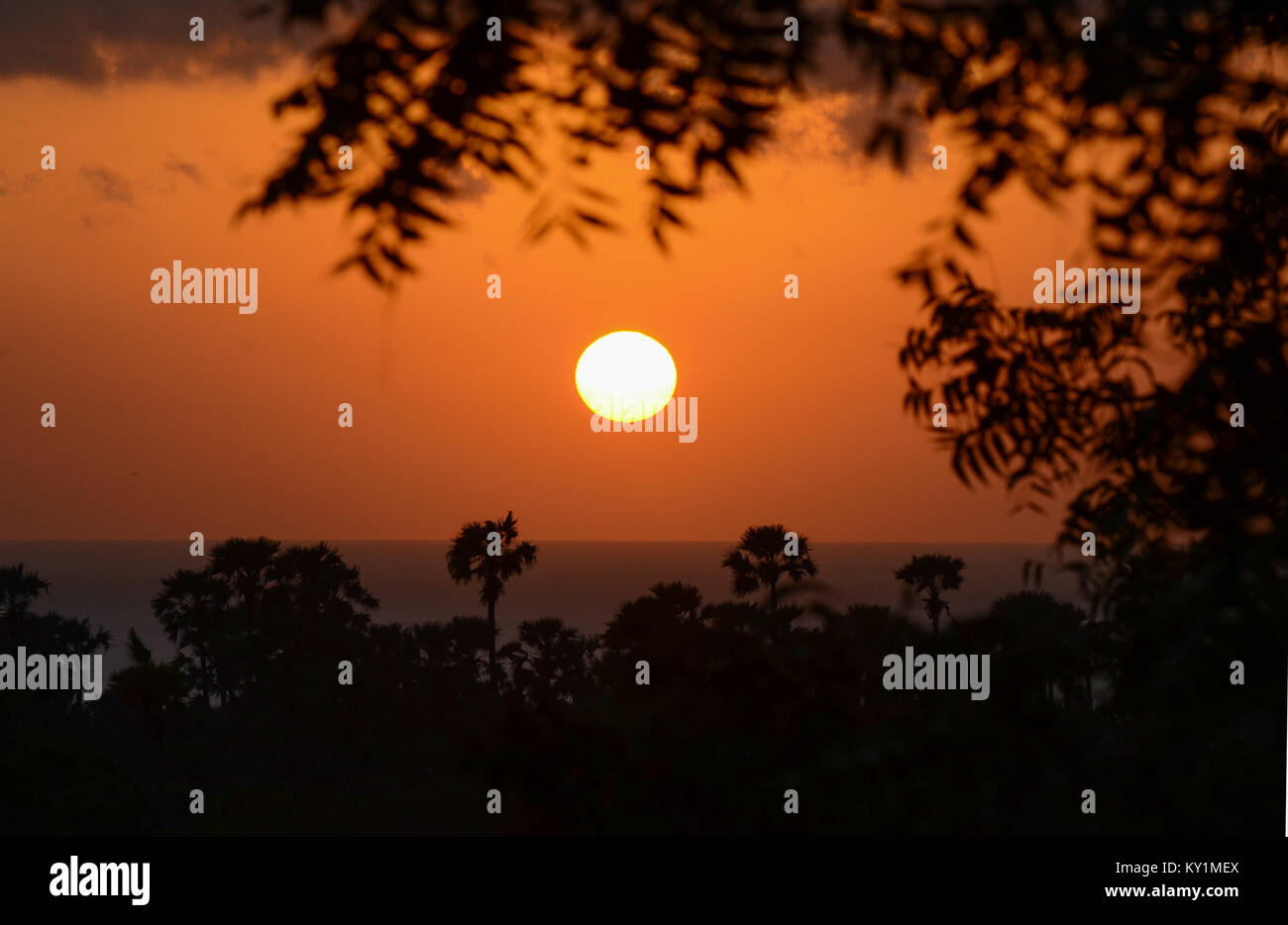 Sonnenaufgang in Tulamben, nördlich von Bali. Stockfoto