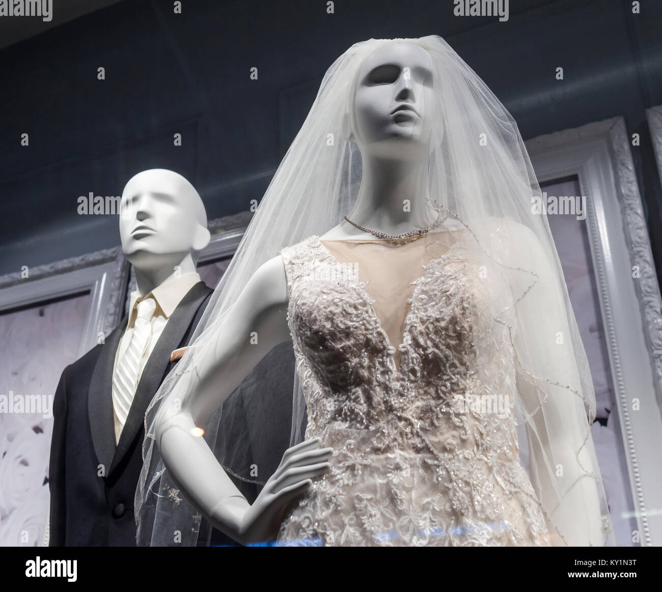 Eine Anzeige der Brautkleider in der David Bridal Store im New Yorker Stadtteil Chelsea am Dienstag, 26. Dezember 2017. David's Braut ist eine der Bekleidungsunternehmen in Gefahr von Moody's angesehen. (© Richard B. Levine) Stockfoto