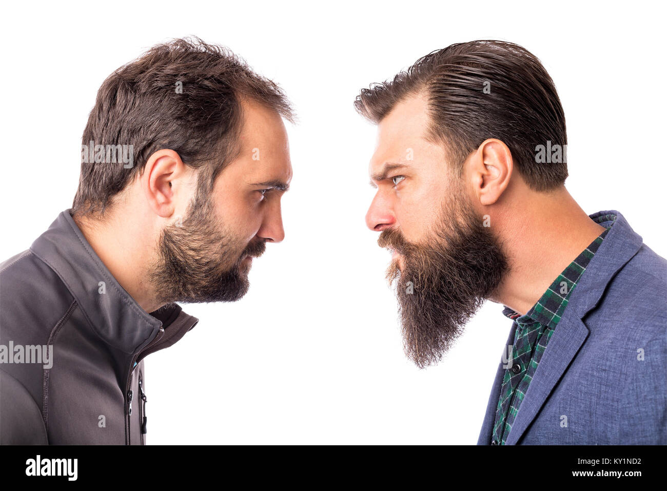 Zwei bärtigen wütend stehende Männer von Angesicht zu Angesicht auf weißem Hintergrund Stockfoto