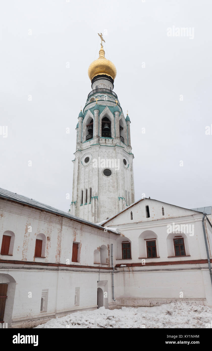 Blick auf den Glockenturm der St. Sophia Kathedrale aus dem Gebiet des Kreml in Vologda, Russland Stockfoto