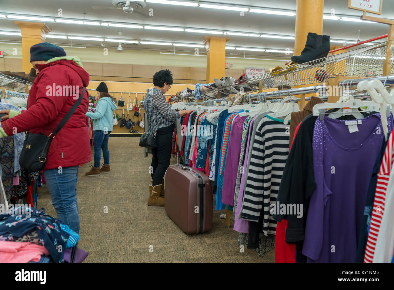 Käufer suchen Second-Hand-Kleidung in einem Sparsamkeitspeicher in Downtown Brooklyn in New York am Montag, den 1. Januar 2018. Aufgrund der starken Entwicklung im Bereich, insbesondere Hochhaus Luxus Apartment Gebäuden, nationale Einzelhändler in verdrängen Tante-Emma-Läden und Lokalen Ketten, die es sich nicht leisten, die höhere Mieten in Bewegung sind. (Â© Richard B. Levine) Stockfoto