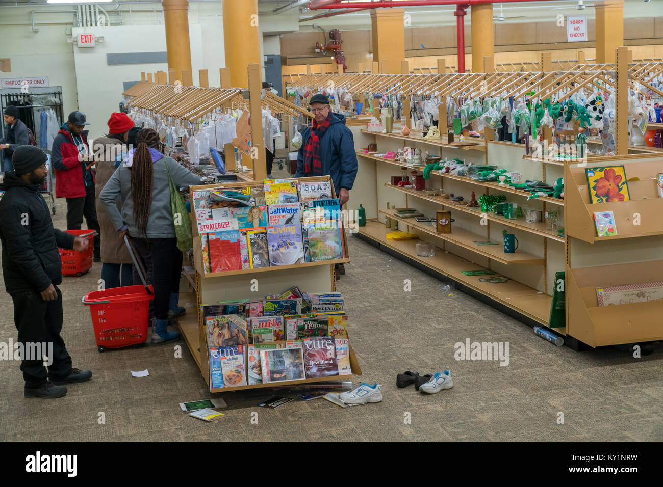 Käufer suchen Second-Hand-Kleidung in einem Sparsamkeitspeicher in Downtown Brooklyn in New York am Montag, den 1. Januar 2018. Aufgrund der starken Entwicklung im Bereich, insbesondere Hochhaus Luxus Apartment Gebäuden, nationale Einzelhändler in verdrängen Tante-Emma-Läden und Lokalen Ketten, die es sich nicht leisten, die höhere Mieten in Bewegung sind. (Â© Richard B. Levine) Stockfoto