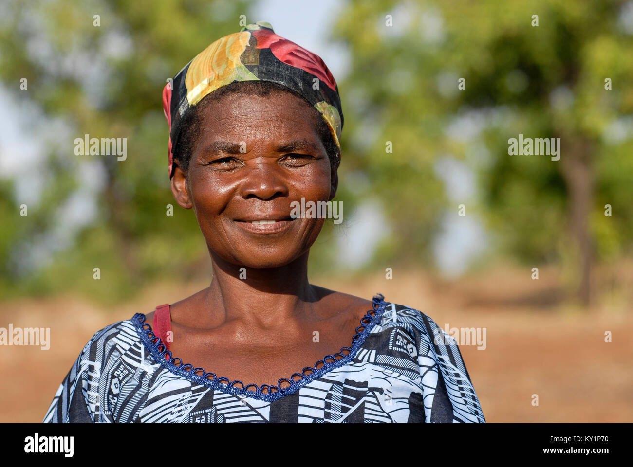 BURKINA FASO, das Dorf in der Nähe von Sesuala Pó, ethnischen Kassena, Frauen Kooperative produzieren Sheabutter aus Shea-butter der Karite Baum, Frau Avi Nabila, Chef der Genossenschaft/BURKINA FASO Dorf Sesuala bei Pó, Ethnie Kassena, dem Frauenbach Reformoptimismus verarbeiten Karite bzw Shea Nuesse zu Sheabutter, Frau Avi Nabila, Leiterin der Kooperative Stockfoto