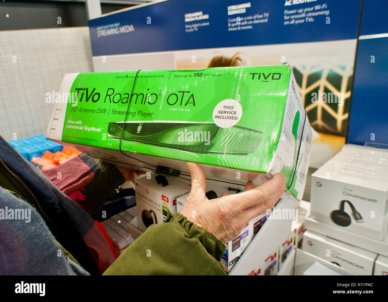 Ein shopper wählt ein TiVo Video-streaming-Produkt in einer besten Stores in New York am Freitag, 29. Dezember 2017. Die Video-streaming-dienst TiVo ist berichteten mehrere Buyout Angebote von nicht offenbartem Wissen Kenntnis erhält, beachtet dessen Private Equity Firmen erhalten zu haben. (© Richard B. Levine) Stockfoto