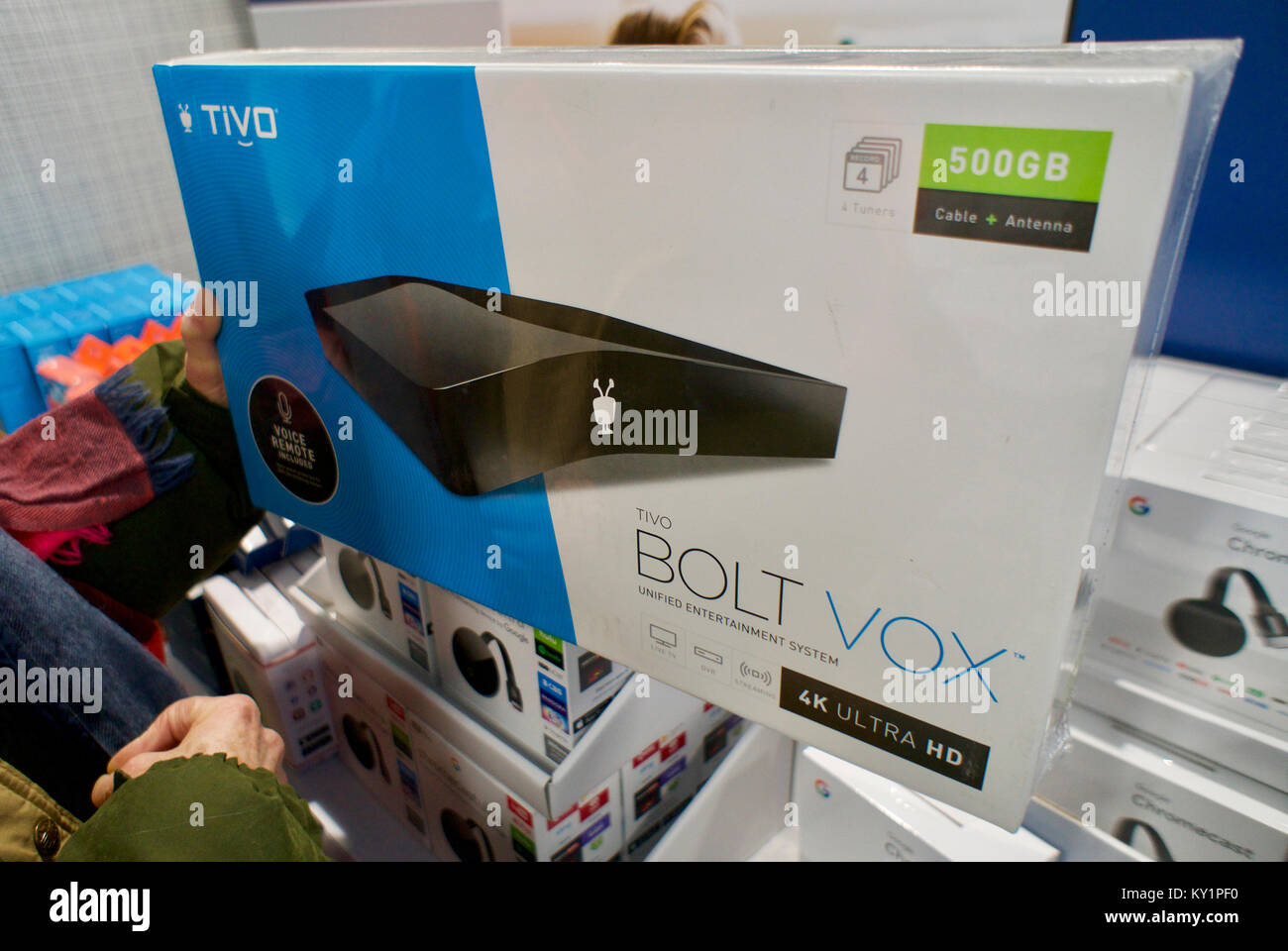 Ein shopper wählt ein TiVo Video-streaming-Produkt in einer besten Stores in New York am Freitag, 29. Dezember 2017. Die Video-streaming-dienst TiVo ist berichteten mehrere Buyout Angebote von nicht offenbartem Wissen Kenntnis erhält, beachtet dessen Private Equity Firmen erhalten zu haben. (© Richard B. Levine) Stockfoto