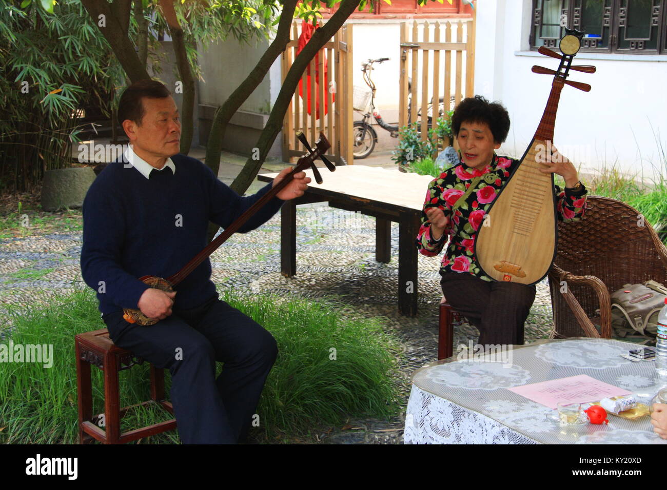 Traditionelle Chinesische Musik Von Einem Alteren Ehepaar Im Tea Garden Reisen In Suzhou China 2009 Am 17 April Stockfotografie Alamy