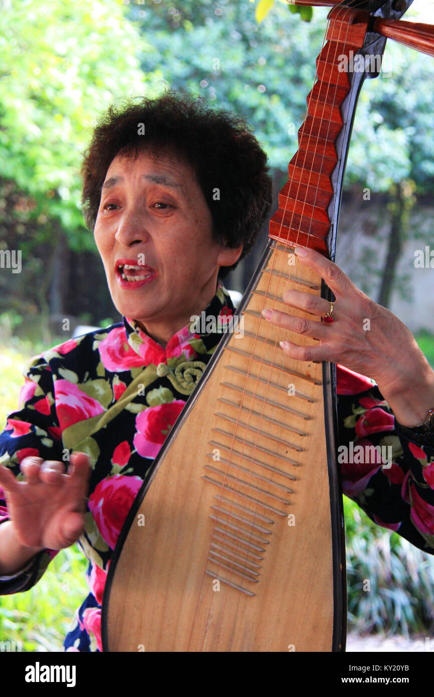 Traditionelle Chinesische Musik Von Einem Alteren Ehepaar Im Tea Garden Reisen In Suzhou China 2009 Am 17 April Stockfotografie Alamy