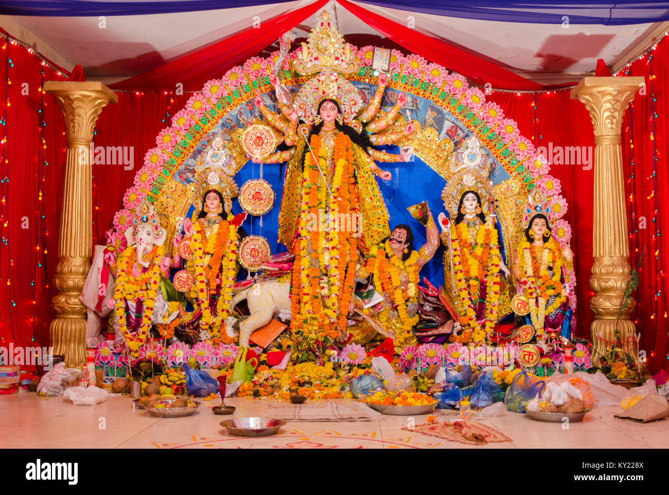 Innenraum dekoriert Durga Puja pandal von bengalischen Kulturverein in Panaji, Goa, Indien. Stockfoto