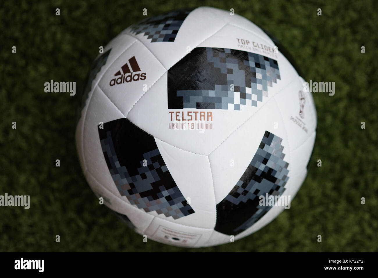 Offiziellen Spielball für die FIFA Fußball-Weltmeisterschaft 2018. Adidas Telstar Fußball. Stockfoto