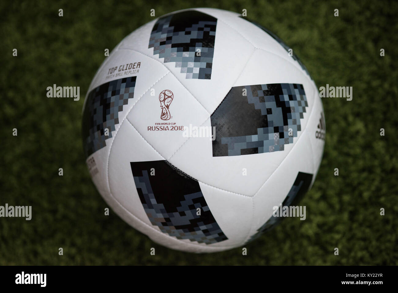 Offiziellen Spielball für die FIFA Fußball-Weltmeisterschaft 2018. Adidas Telstar Fußball. Stockfoto