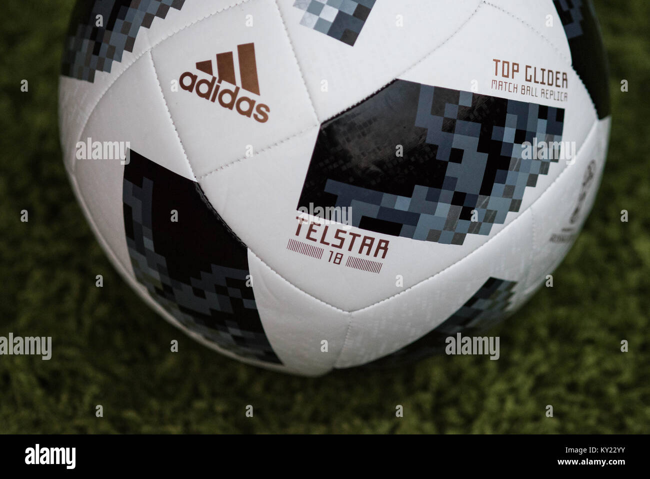 Offiziellen Spielball für die FIFA Fußball-Weltmeisterschaft 2018. Adidas Telstar Fußball. Stockfoto