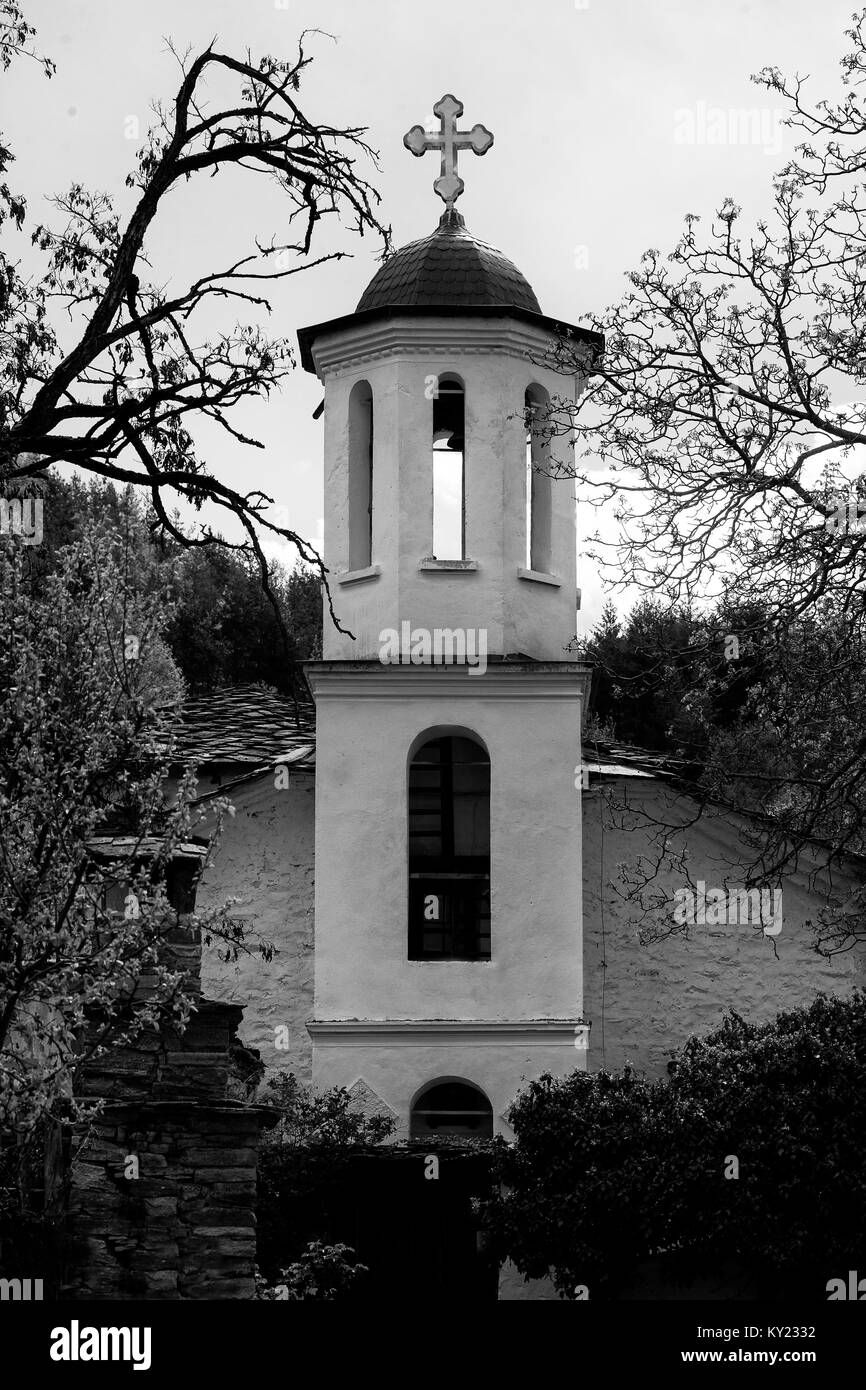Vintage Ortodox Kirche in bulgarischen Bergdorf. Schwarz und Weiß. Stockfoto