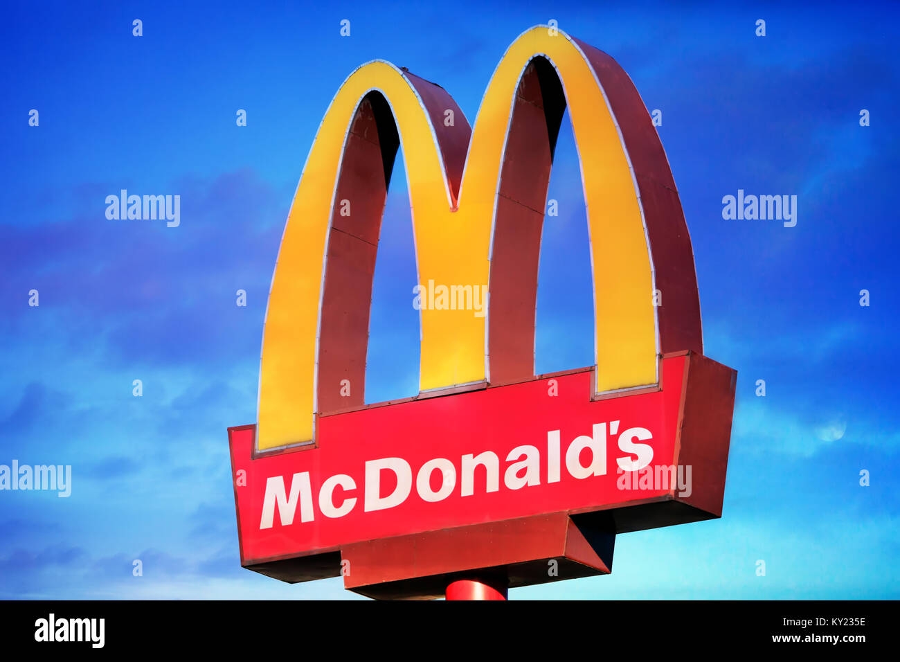 SOFIA, Bulgarien - NOVEMBE: R16, 2017: McDonalds Logo auf dramatischer Sonnenuntergang Hintergrund. Mcdonalds ist der weltweit größte Fast Food Kette, über 31.000 Rest Stockfoto