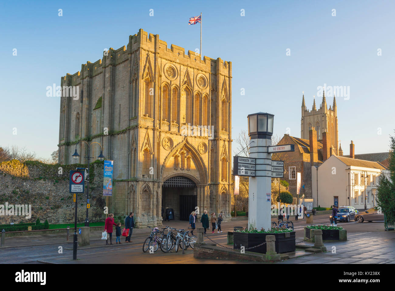 Bury St Edmunds Angel, mit Blick auf die Abtei Tor und zur Salzsäule Verkehrsschild auf Engel Hügel im Zentrum von Bury St. Edmunds, Suffolk, Großbritannien stationiert. Stockfoto