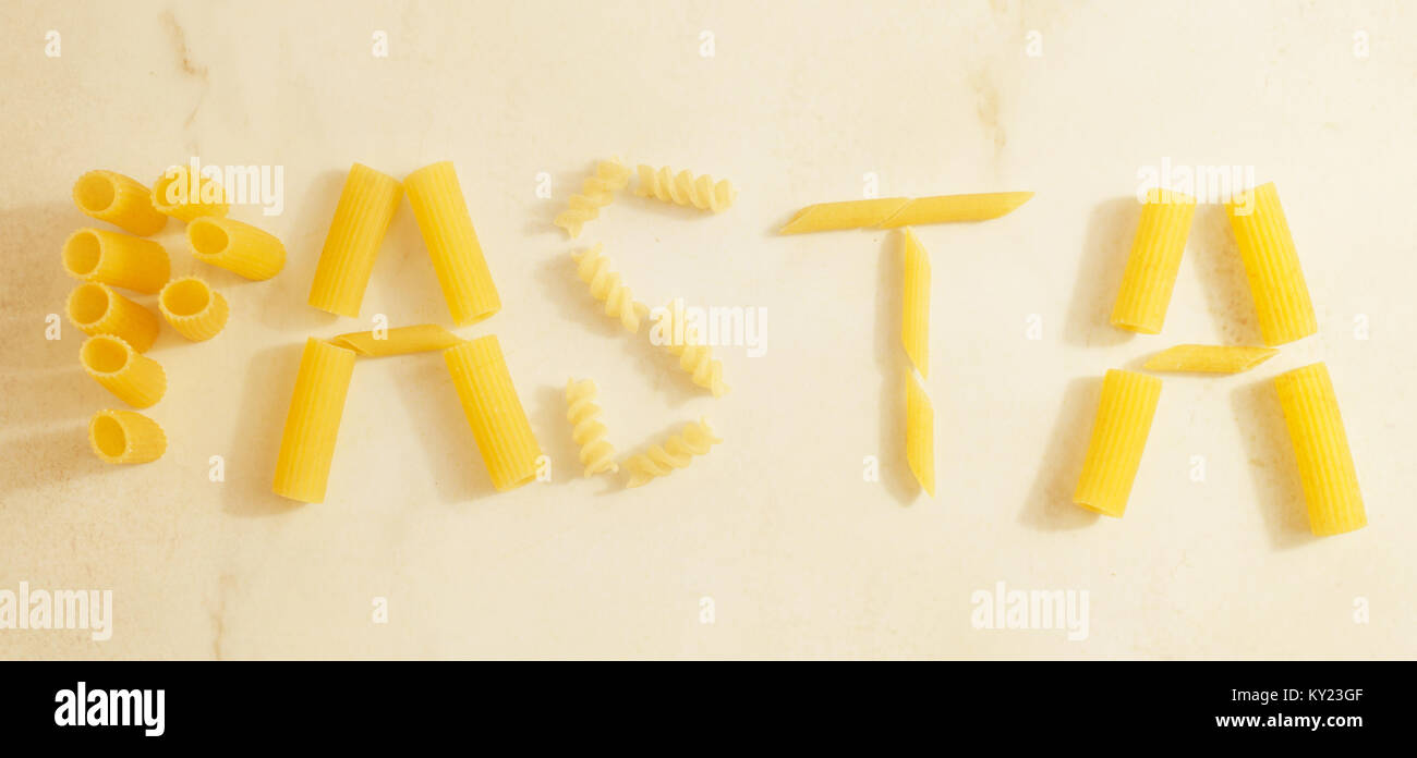 Phrase PASTA aus gekochten Spaghetti auf vintage Hintergrund Stockfoto