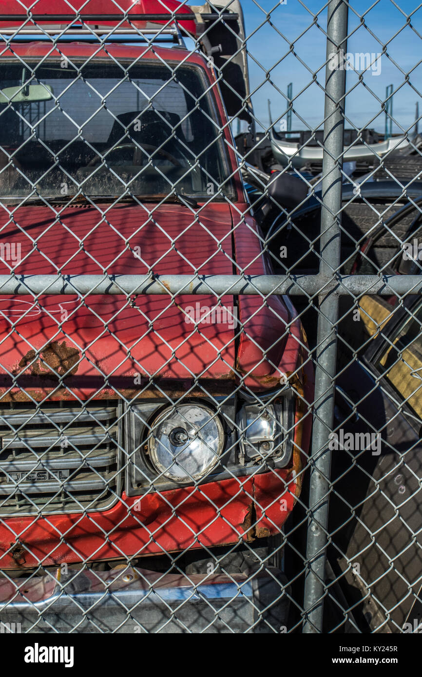 Benutzte Autos zerlegt und Verkauft für Teile, was nicht verkauft bekommen geht an Metall Recycler. Stockfoto