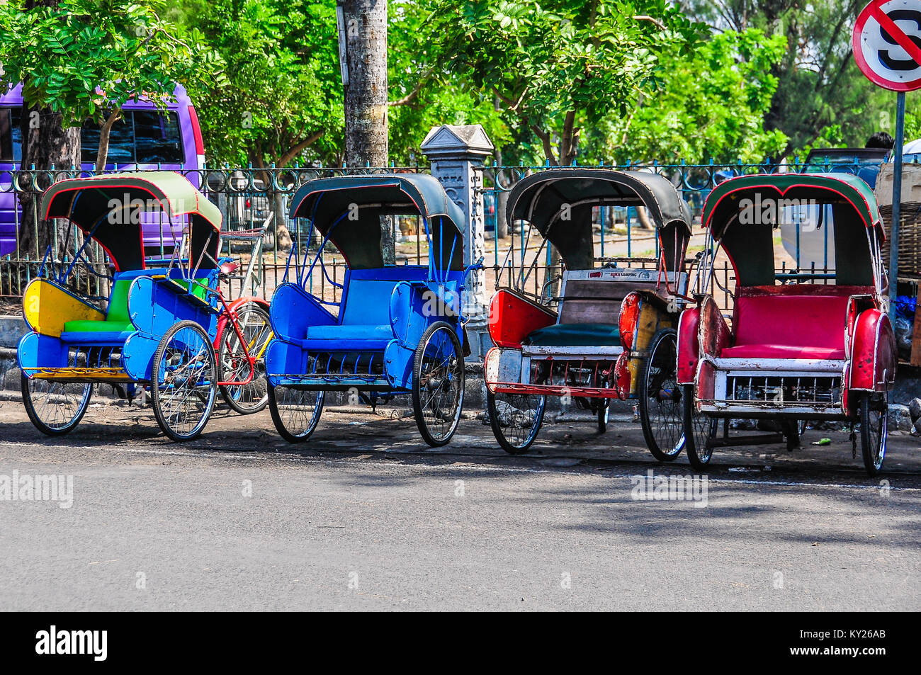 Frau auf dem Textilmarkt in Solo auf der Insel Java, Indonesien Stockfoto