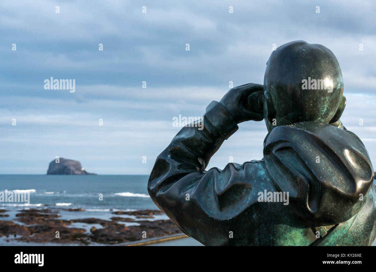 Life size Statue, die Watcher, von Kenny Hunter, bei Scottish Seabird Centre. Mann am Bass Rock Blick durch ein Fernglas, North Berwick, Schottland, Großbritannien Stockfoto