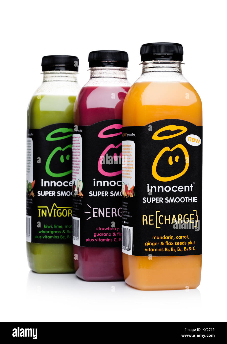 LONDON, Großbritannien - 02 Januar, 2018: Flaschen von Unschuldigen super Smoothie Fruchtdrink mit Vitaminen auf weißem Hintergrund. Stockfoto