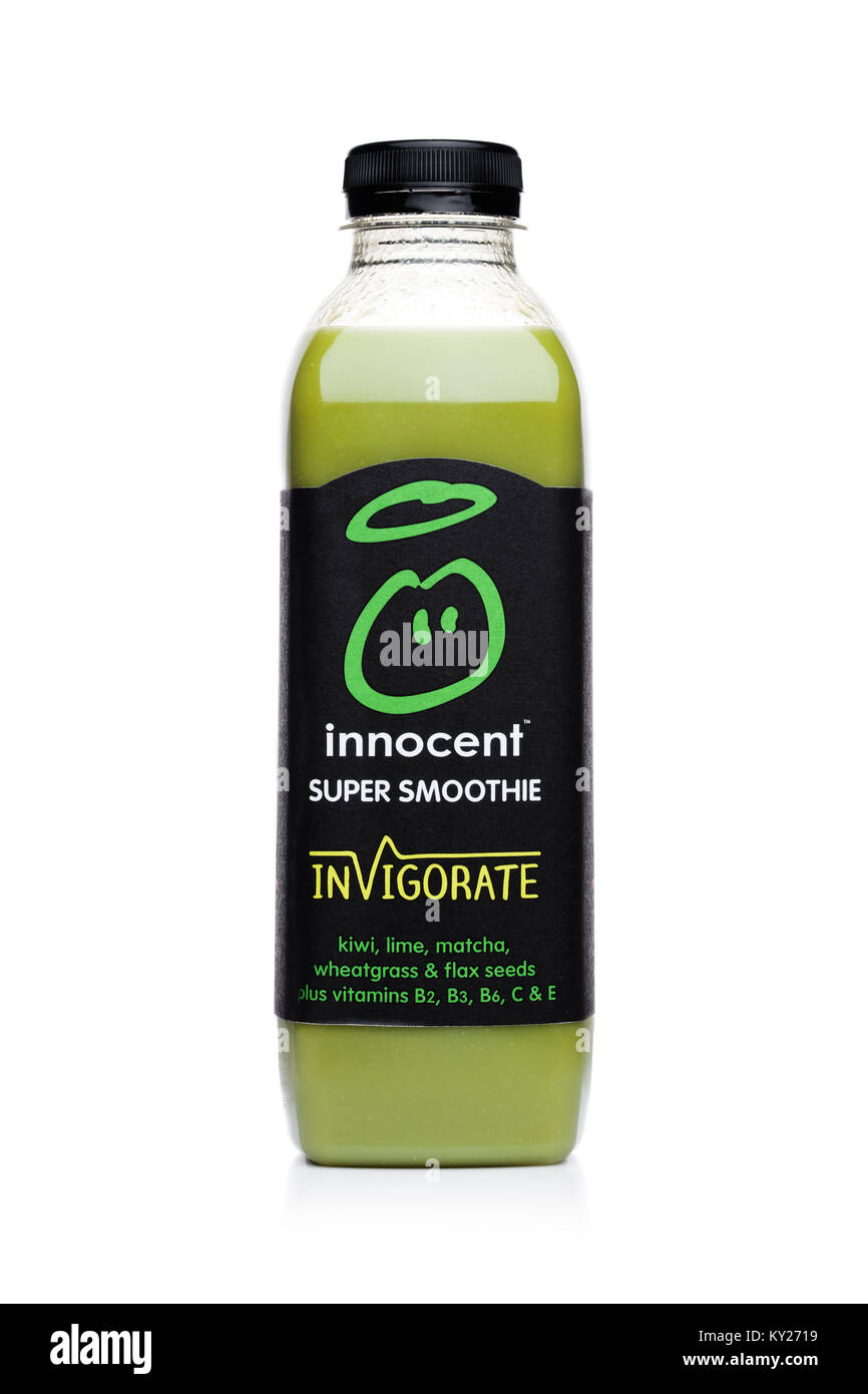 LONDON, Großbritannien - 02 Januar, 2018: Flasche Unschuldige super Smoothie Fruchtdrink mit Vitaminen auf weißem Hintergrund. Stockfoto