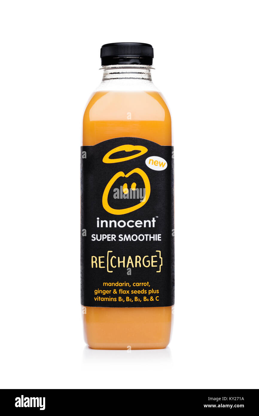 LONDON, Großbritannien - 02 Januar, 2018: Flasche Unschuldige super Smoothie Fruchtdrink mit Vitaminen auf weißem Hintergrund. Stockfoto
