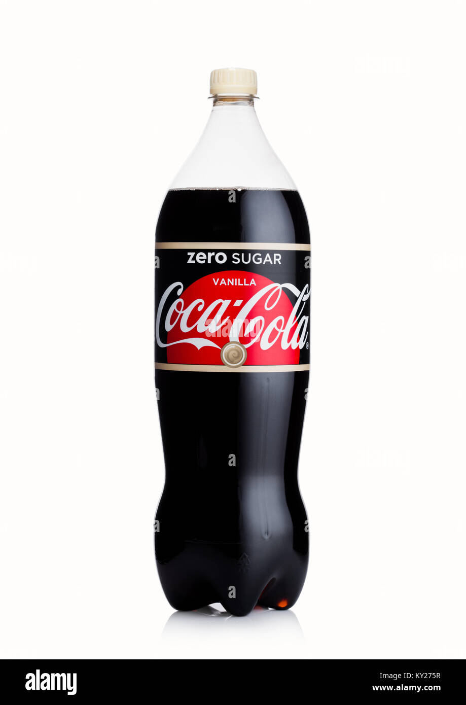 LONDON, Großbritannien - 02 Januar, 2018: Große Kunststoff Flasche Coca Cola  null Kalorien vanille Drink auf weißem Hintergrund das Getränk hergestellt  wird und manufactur Stockfotografie - Alamy