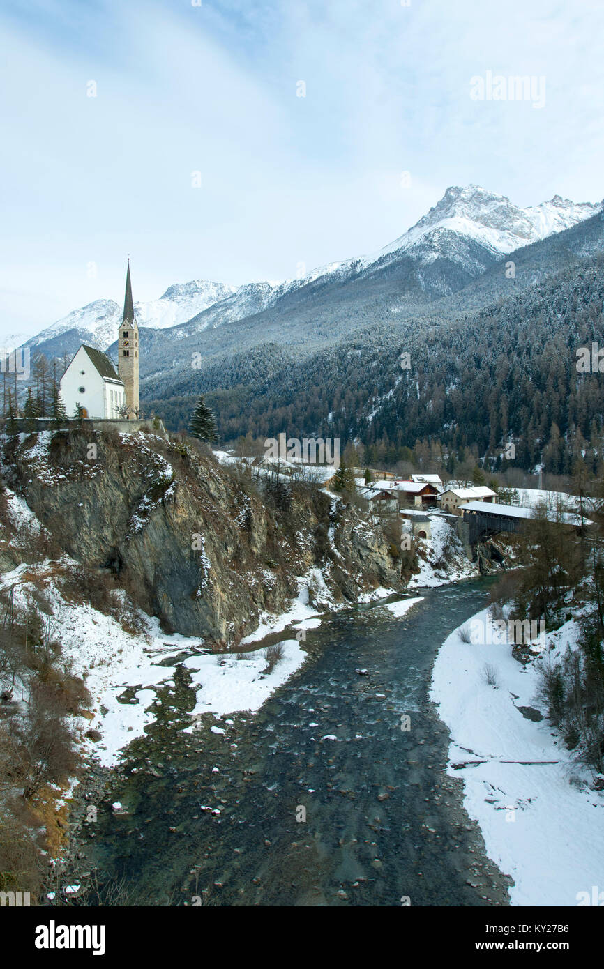 Schweiz, Engadin Bad Scuol, reformierte Kirche Scuol auf einer Felsklippe über dem Inn Stockfoto