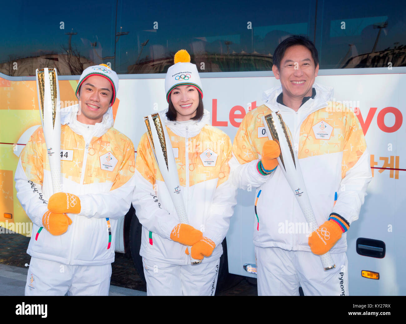 Incheon, Südkorea. 12. Januar 2017. Daisuke Takahashi, Daichi Suzuki und Shizuka Arakawa, Jan 12, 2018: Daisuke Takahashi (L), japanische Eiskunstläuferin Wer ist der olympische Bronze Medaillenträger 2010 und Weltmeister 2010, Daichi Suzuki (R), pensionierter Japanische backstroke Schwimmer, der eine Goldmedaille bei den Olympischen Sommerspielen 1988 in Seoul und Shizuka Arakawa, japanische Eiskunstläuferin Wer ist der Olympiasieger 2006 und Weltmeister 2004 gewonnen hat, stellen, bevor Sie einen Fackellauf der olympischen Winterspiele 2018 PyeongChang, in Incheon, westlich von Seoul, Südkorea teilnehmen. Quelle: Lee Jae-Won/LBA/Alamy Stockfoto