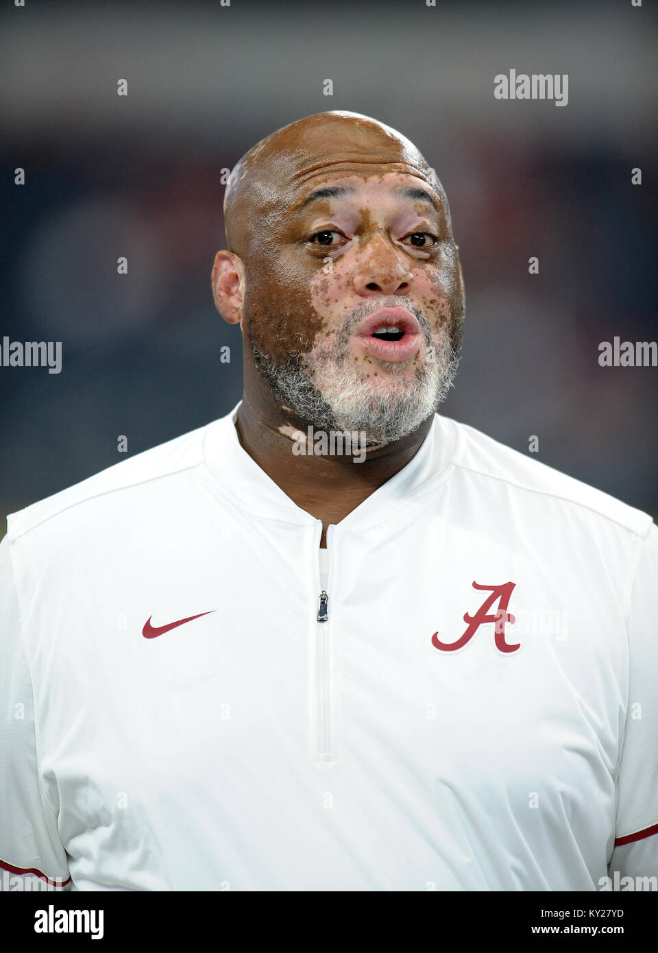 Januar 11, 2018 in Tuscaloosa, AL. (DATEI FOTOS) Alabama defensive Line Coach Karl Dunbar seine Alabama Spiel - Tag playbook von offizielle Hotel des Teams in Atlanta, wo das Team untergebracht war, zwei Tage vor dem Alabama besiegte Georgia seine fünfte nationale Meisterschaft in neun Jahren gestohlen hatte, Dunbar seinen Rucksack bei der Polizei als gestohlen gemeldet. Nach einer Kopie eines Incident Report durch die anniston Star erhalten, Dunbar erzählt Atlanta Polizei verließ er seinen Rucksack in der Defensive Line Tagungsraum um 12:45 Uhr am Samstag. Als er zurückkam, seine Tasche und zwei Handys waren nirgendwo zu b Stockfoto