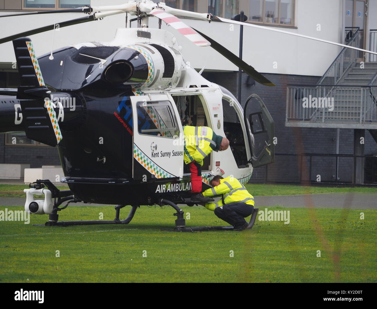 Sheerness, Kent, Großbritannien. 12 Jan, 2018. Die KSS (Kent, Surrey und Sussex) Air Ambulance (G-KSSA) landete auf dem Spielen der Felder der Insel Sheppey Akademie West Campus heute Morgen um kurz vor 11 Uhr, bevor sie sich wieder etwa 10 Minuten später. Es hatte ein Mann einen Rückgang erlitten, aber nachdem geprüft wurde ins Krankenhaus auf der Straße getroffen. Credit: James Bell/Alamy leben Nachrichten Stockfoto