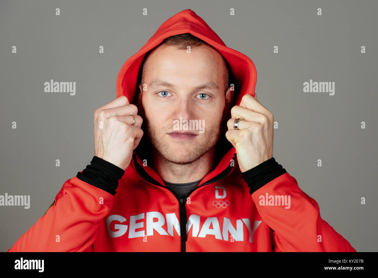 Nico Ihle stellt bei einem Fotoshooting, bei den Vorbereitungen für die Olympischen Winterspiele in Pyeongchang im Postpalast in München, das am 11/01/18 | Verwendung weltweit Stockfoto