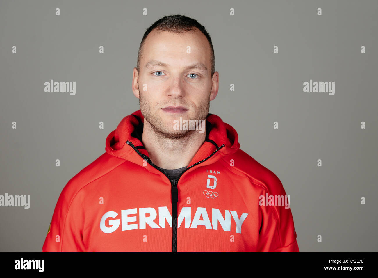 Nico Ihle stellt bei einem Fotoshooting, bei den Vorbereitungen für die Olympischen Winterspiele in Pyeongchang im Postpalast in München, das am 11/01/18 | Verwendung weltweit Stockfoto