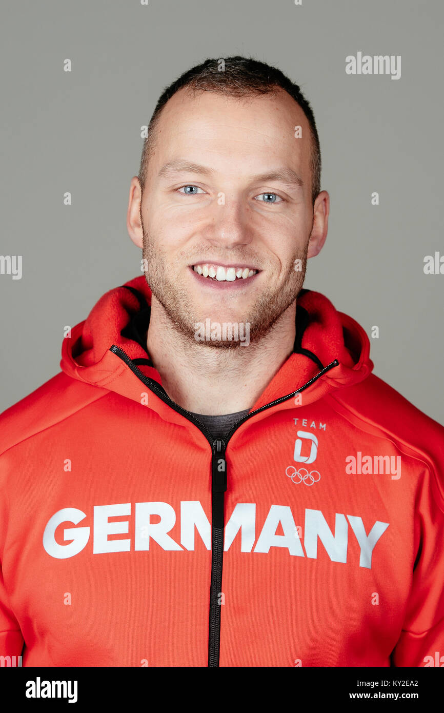 Nico Ihle stellt bei einem Fotoshooting, bei den Vorbereitungen für die Olympischen Winterspiele in Pyeongchang im Postpalast in München, das am 11/01/18 | Verwendung weltweit Stockfoto