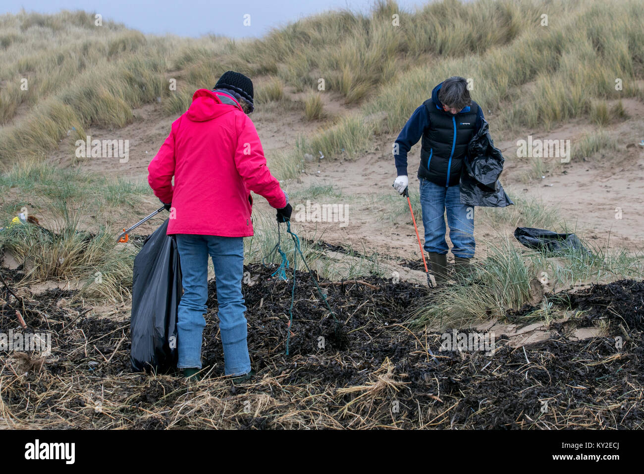 Aindsdale, Southport. 12. Dezember, 2018. UK Wetter. Nebligen Tag für Strand sauber freiwillige und zusätzliche gemeinschaftliche Helfer reinigen Sie nach jüngsten Stürme, die hinter Getränke Tassen, Besteck, Strohhalme verlassen haben, Plastikflaschen, Deckel Rührer, Eimer, Polyäthylen, single-use, throwaway Elemente, String, Seil, Feuerzeuge, Chemikalien und Abfall Ablagerungen in der Strandlinie. Sturm Eleanor hat Links Strände mit Objekte, geschöpft aus dem Meeresboden durch die Wellen wie eine Flutwelle von Abfällen beschrieben und entfernen Es ist große Aufgabe übersät. Credit: MediaWorldImages/Alamy leben Nachrichten Stockfoto