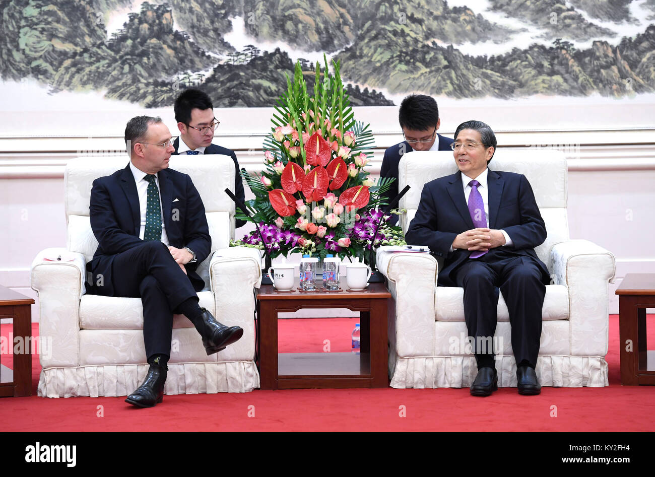 Peking, China. 11 Jan, 2018. Guo Shengkun (R), ein Mitglied des Politbüros der Kommunistischen Partei Chinas (CPC) Zentralausschuss, erfüllt mit Mark Sedwill, National Security Advisor an den britischen Premierminister, in Peking, der Hauptstadt von China, Jan. 11, 2018. Credit: Zhang Ling/Xinhua/Alamy leben Nachrichten Stockfoto