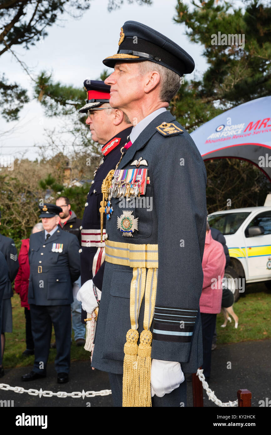 Llanystumdwy, Gwynedd, Großbritannien. 12 Jan, 2018. UK. Der Herr Leutnant von Gwynedd, Gwynedd, Edmund Bailey (L) und Chef der Luft Personal Air Chief Marshal Sir Stephen Hillier (R) Bei der Gedenkveranstaltung Premierminister David Lloyd George 1918 erste eigenständige Entscheidung der Welt Air Force im Jahr 1918, um zu erstellen, die mit dem 75. Jahrestag der Gründung der RAF Bergwacht zusammenfällt, an RAF Llandwrog in der Nähe von Caernarfon in 1943. Quelle: Michael Gibson/Alamy leben Nachrichten Stockfoto