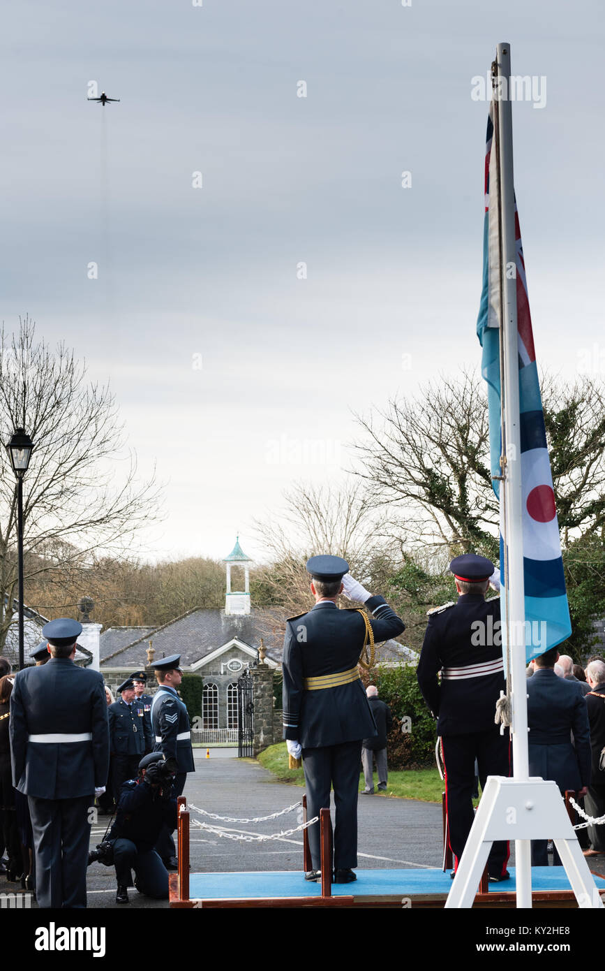 Llanystumdwy, Gwynedd, Großbritannien. 12 Jan, 2018. UK. Der Herr Leutnant von Gwynedd, Gwynedd, Edmund Bailey (R) und Chef der Luft Personal Air Chief Marshal Sir Stephen Hillier (L) begrüssen die Vorbeiflug eines Falken von RAF Valley am Gedenken des Premierminister David Lloyd George 1917 erste eigenständige Entscheidung der Welt Air Force im Jahr 1918 zu schaffen. Quelle: Michael Gibson/Alamy leben Nachrichten Stockfoto