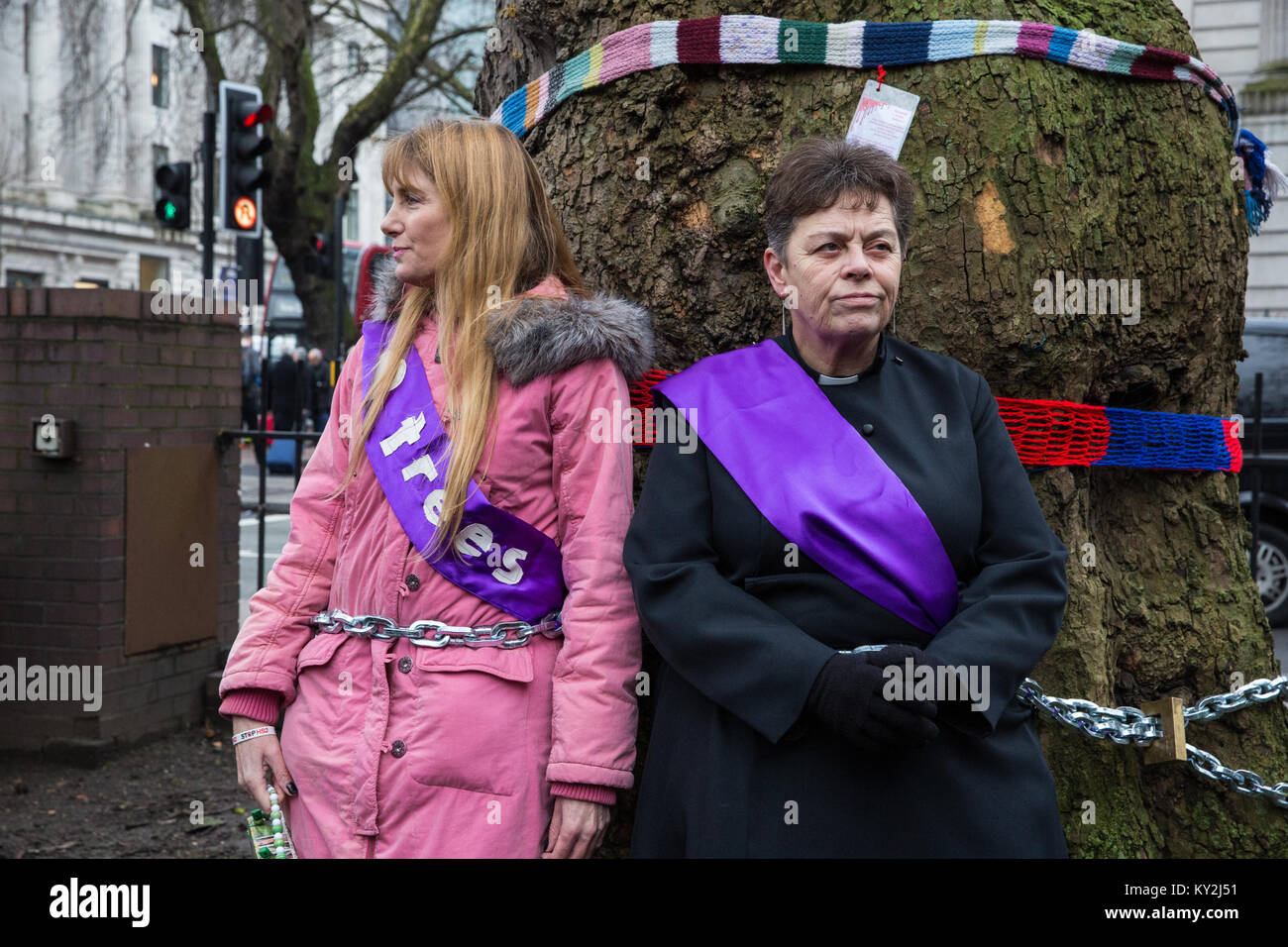 London, Großbritannien. Januar 2018. Anne Stevens, der Vikar der St. Pancras Kirche, wird an einen Baum mit Jo Hurford außerhalb Euston Station als Teil einer Kampagne von Anwohnern aus Protest gegen den geplanten Abschlag von reifen London Flugzeug, Red Oak, Common Lime, Gemeinsame Weißbeam- und Wilddienstbäume in den Euston Square Gardens, um im Rahmen der Vorbereitungen für die HS2-Bahnstrecke temporäre Baustellen und einen verdrängten Taxistand freizumachen. Kredit: Mark Kerrison/Alamy Live Nachrichten Stockfoto