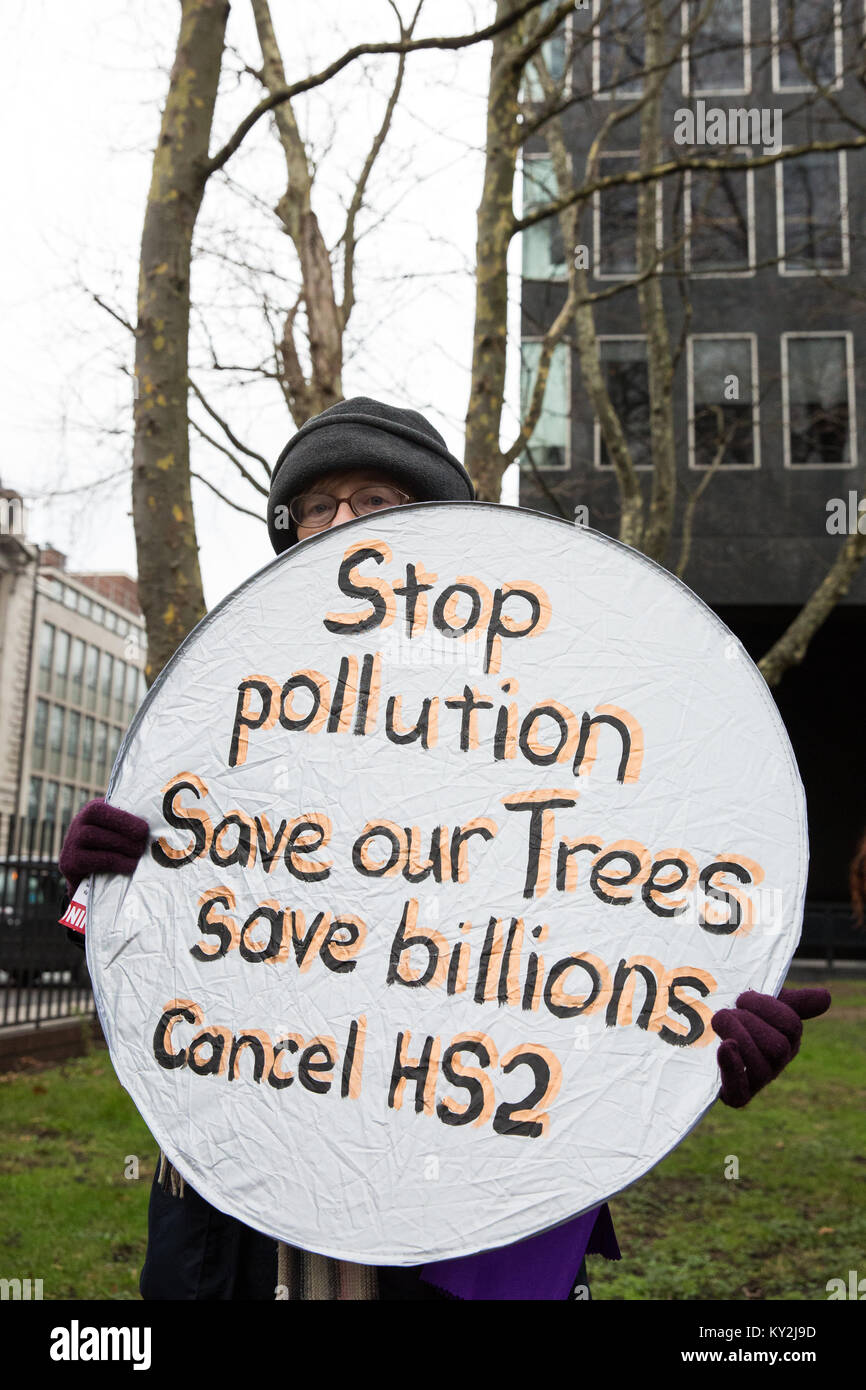 London, Großbritannien. Januar 2018. Anwohner und Umweltaktivisten protestieren gegen den geplanten Abschlag eines reifen Londoner Flugzeugs, Red Oak, Common Lime, Gemeinsame Weißbeam- und Wilddienstbäume in den Euston Square Gardens, um im Rahmen der Vorbereitungen für die HS2-Bahnstrecke temporäre Baustellen und einen verdrängten Taxistand freizumachen. Stockfoto