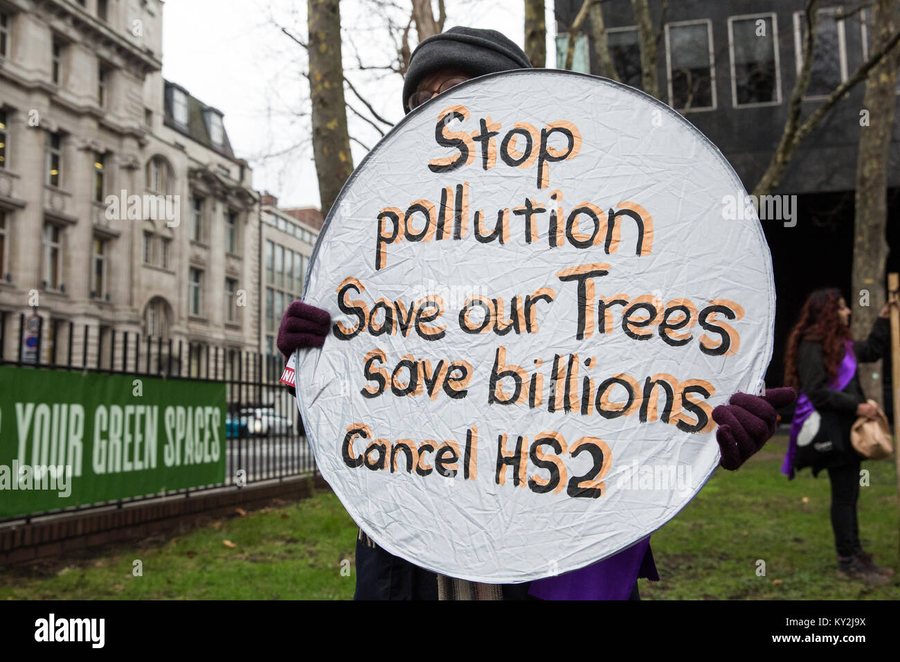 London, Großbritannien. Januar 2018. Anwohner und Umweltaktivisten protestieren gegen den geplanten Abschlag eines reifen Londoner Flugzeugs, Red Oak, Common Lime, Gemeinsame Weißbeam- und Wilddienstbäume in den Euston Square Gardens, um im Rahmen der Vorbereitungen für die HS2-Bahnstrecke temporäre Baustellen und einen verdrängten Taxistand freizumachen. Stockfoto