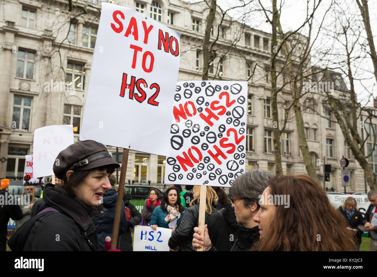 London, Großbritannien. Januar 2018. Anwohner und Umweltaktivisten protestieren gegen den geplanten Abschlag eines reifen Londoner Flugzeugs, Red Oak, Common Lime, Gemeinsame Weißbeam- und Wilddienstbäume in den Euston Square Gardens, um im Rahmen der Vorbereitungen für die HS2-Bahnstrecke temporäre Baustellen und einen verdrängten Taxistand freizumachen. Stockfoto