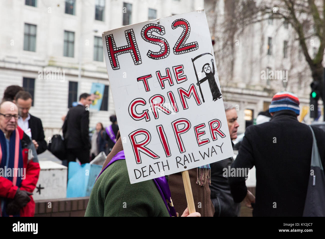 London, Großbritannien. Januar 2018. Anwohner und Umweltaktivisten protestieren gegen den geplanten Abschlag eines reifen Londoner Flugzeugs, Red Oak, Common Lime, Gemeinsame Weißbeam- und Wilddienstbäume in den Euston Square Gardens, um im Rahmen der Vorbereitungen für die HS2-Bahnstrecke temporäre Baustellen und einen verdrängten Taxistand freizumachen. Stockfoto