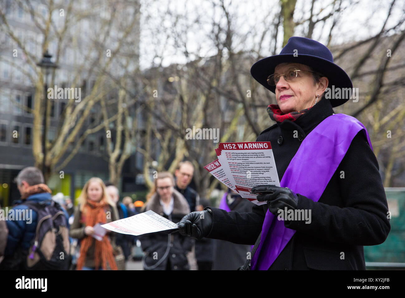 London, Großbritannien. Januar 2018. Anwohner und Umweltaktivisten protestieren gegen den geplanten Abschlag eines reifen Londoner Flugzeugs, Red Oak, Common Lime, Gemeinsame Weißbeam- und Wilddienstbäume in den Euston Square Gardens, um im Rahmen der Vorbereitungen für die HS2-Bahnstrecke temporäre Baustellen und einen verdrängten Taxistand freizumachen. Stockfoto