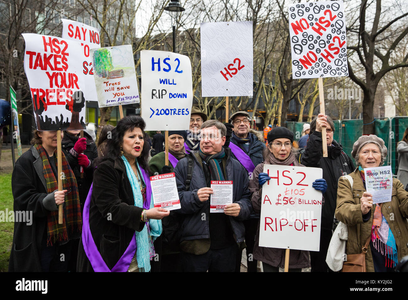 London, Großbritannien. Januar 2018. Andrew Dismore, Mitglied der Labour London Assembly, protestiert mit Anwohnern und Umweltaktivisten gegen den geplanten Abschlag eines reifen Londoner Flugzeugs, Red Oak, Common Lime, Gemeinsame Weißbeam- und Wilddienstbäume in den Euston Square Gardens, um im Rahmen der Vorbereitungen für die HS2-Bahnstrecke temporäre Baustellen und einen verdrängten Taxistand freizumachen. Stockfoto