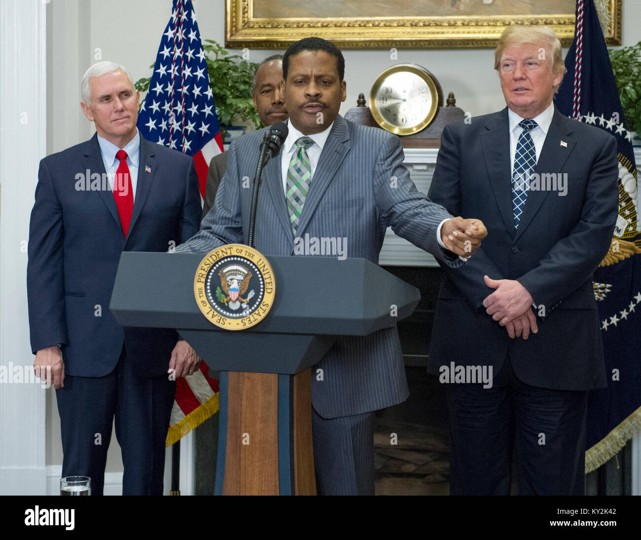 Isaac Newton Farris, Jr., Neffe von Martin Luther King Jr., macht Bemerkungen vor US-Präsident Donald J. Trumpf Unterzeichnung eine Proklamation Dr. Martin Luther King, Jr. Day im Roosevelt Raum des Weißen Hauses in Washington, DC am Freitag, 12. Januar 2018 zu Ehren. Von links nach rechts: US Vice President Mike Pence, US-Wohnungsbau und Stadtentwicklung Ben Carson, Herr Farris, und Präsident Trumpf. Credit: Ron Sachs/CNP/MediaPunch Stockfoto