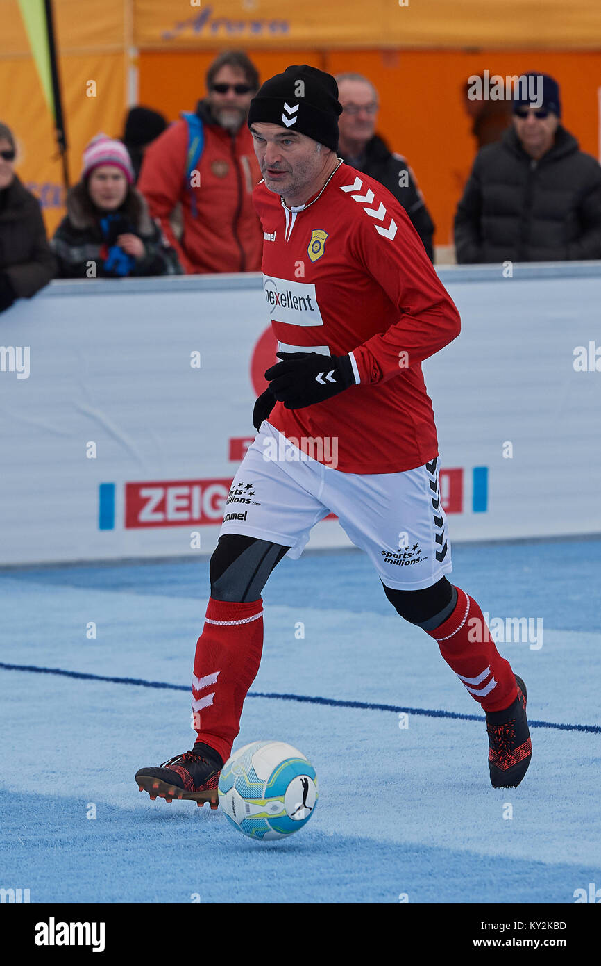 Arosa, Schweiz. 12 Jan, 2018. Stéphane Chapuisat im 8 inoffizielle Eis Schnee Fussball-WM 2018 in Arosa. Credit: Rolf Simeon/Verkünden/Alamy leben Nachrichten Stockfoto