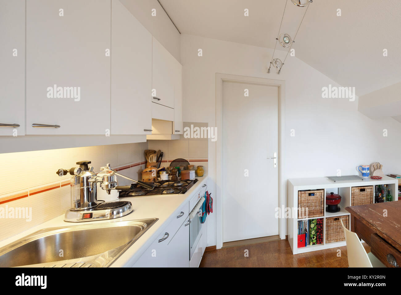 Küche einer Loft, einem Herd mit Stahl Waschbecken Stockfoto