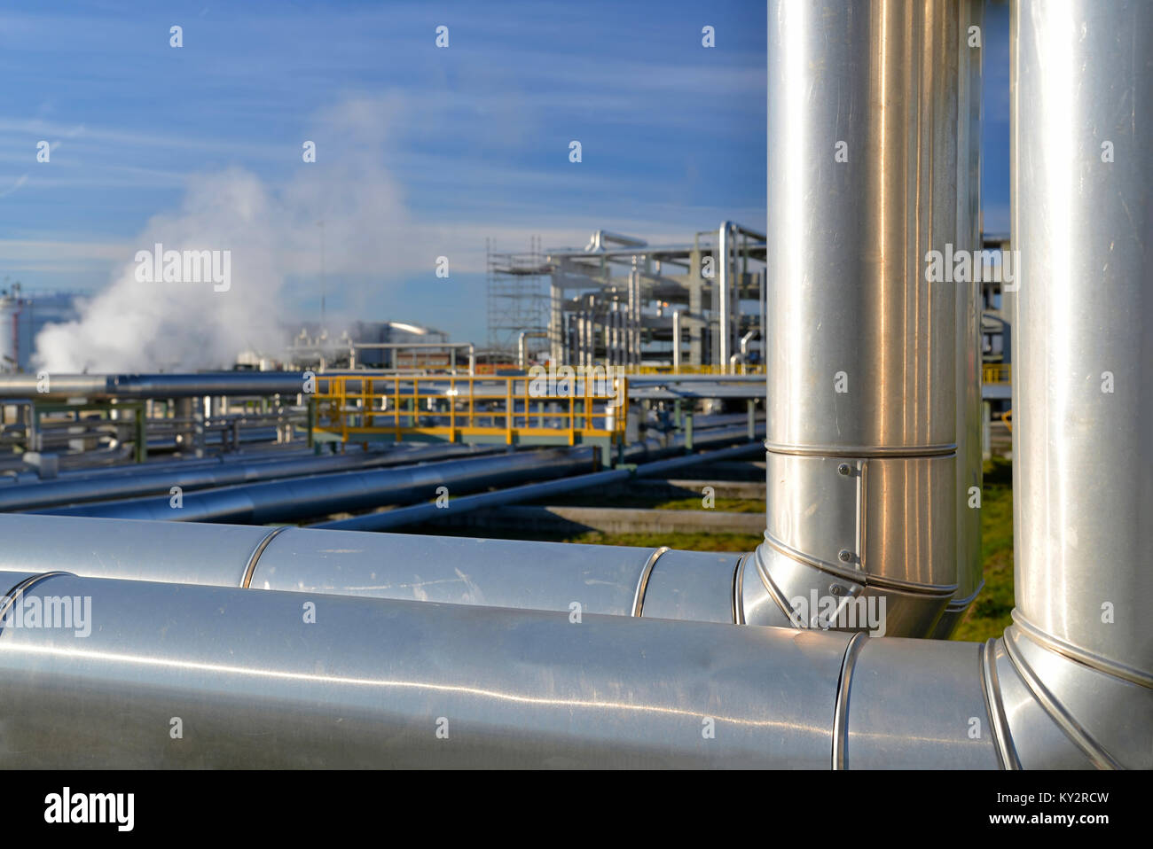 Transport von Rohöl zu einer Raffinerie - Pipelines und Gebäude einer chemischen Fabrik Stockfoto